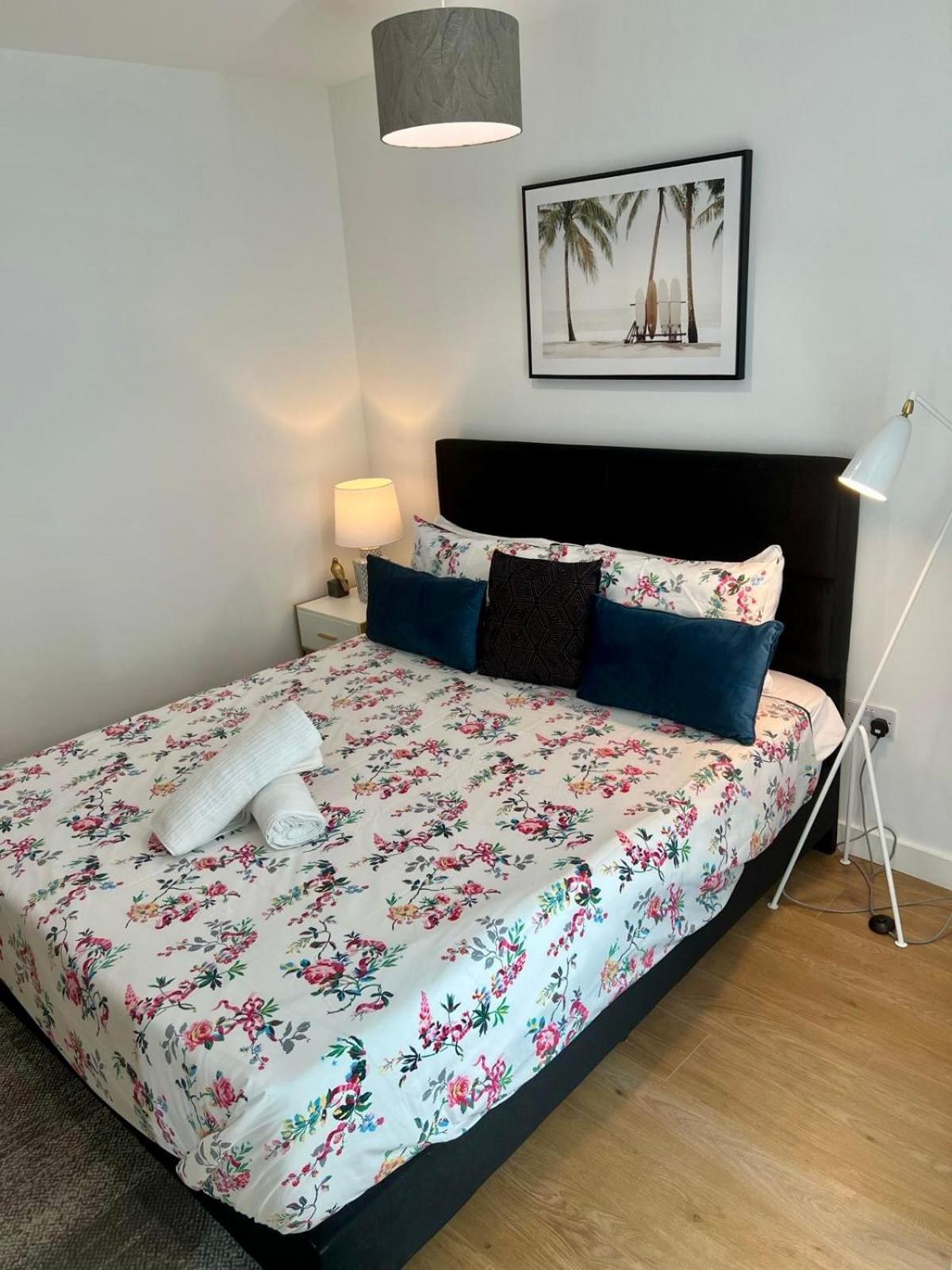 Spacious Urban Gem Apartment With Parking Bracknell Luaran gambar